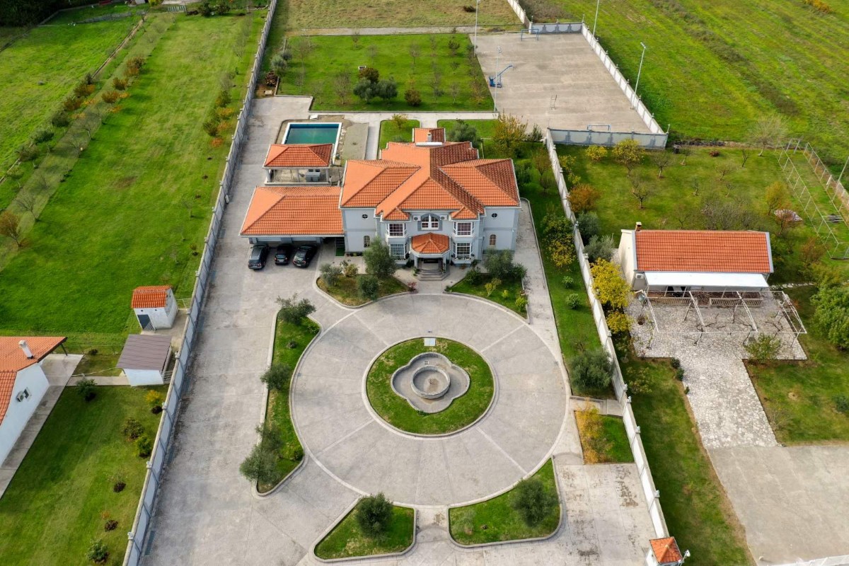 Luksuzna vila sa velikim placem, Podgorica, Danilovgrad